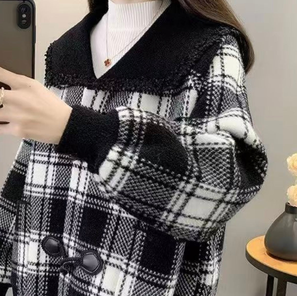 レディース トップス コート アウター 上着  デート ダッフルコート ショート ショート丈 袖あり 長袖 ボリューム袖 襟なし ワイド スマート フード付き ポケット 前開き 厚手 かわいい 大人可愛い きれいめ シンプル カジュアル 上品 おしゃれ お洒落 レトロ 大人女子 こなれ感 ラフ ラブリー キュート ガーリー 個性的 クール モード系 エレガント モダン 主役級 存在感 抜け感 お出かけ 女子会 休日 旅行 着回し 普段使い ファッション コーデ スタイル モテ 定番 トレンド