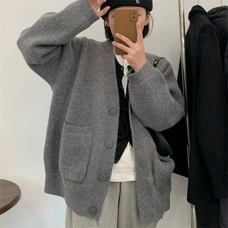 レディース セーター カーディガン 長袖 ドロップショルダー 萌袖 Vネック オーバーサイズ ボタン きれいめ シンプル カジュアル こなれ感 ルーズ ベーシック プレッピー ナチュラル 無地 春 秋 冬 ロングシーズン ママ 学生 学校 通学 デート お出かけ お泊まり アウトドア キャンプ 公園 女子会 休日 ショッピング お花見 コーデ 楽ちん 体型カバー 普段使い 着回し 定番 フリーサイズ 黒 紫 グレー 黄色 オフホワイト ベージュ ピンク 水色 レッド ベーシックカラー 大人カラー 春カラー