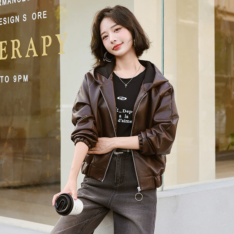 レディース トップス ジャケット 羽織 前開き レザージャケット ショート 長袖 フード スリム ストレート Iライン ファスナー ポケット 2way レザー フェイクレザー きれいめ 上品 おしゃれ こなれ感 個性的 クール エレガント 主役級 存在感 無地 春 秋 謝恩会 ロングシーズン ママ 通勤 デート お出かけ パーティー イベント 旅行 女子会 韓国 オルチャン 体型カバー 普段使い レイヤード インスタ映え M L XL 2XL 3XL 4XL 大きいサイズ 黒 ブラック 茶色 ブラウン