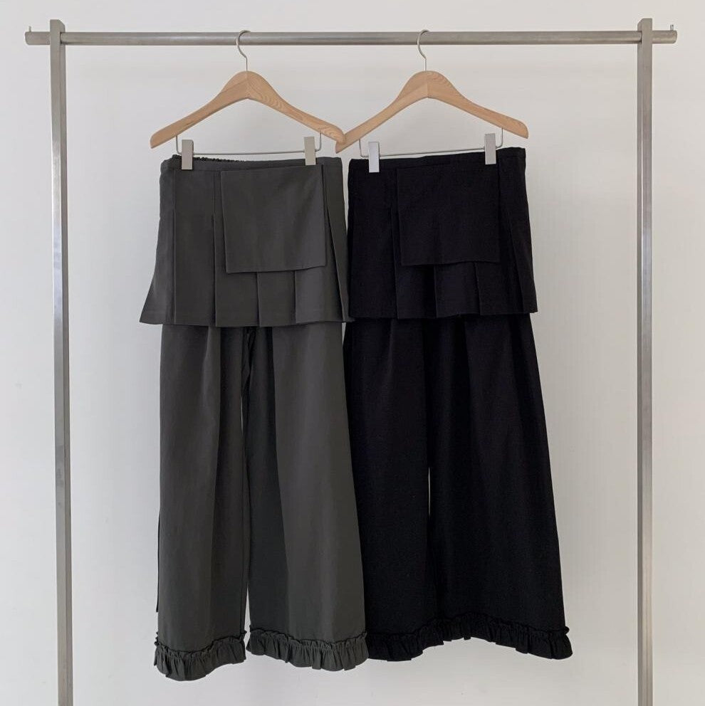 レディース スカート ワイドパンツ パンツ ボトムス ２点セット ワイド Aライン プリーツ フリル リボン ウエストリボン かわいい 大人可愛い おしゃれ ガーリー 主役級 存在感 抜け感 キュート ロマンティック ナチュラル デート お出かけ イベント 女子会 休日 ショッピング カフェ モノトーン 重ね着 体型カバー 美脚 脚長 普段使い 着回し レイヤード トレンド 流行 インスタ映え スタイルアップ スタイリッシュ ゆったり ゆる フリーサイズ ワンサイズ ダークグレー ブラック