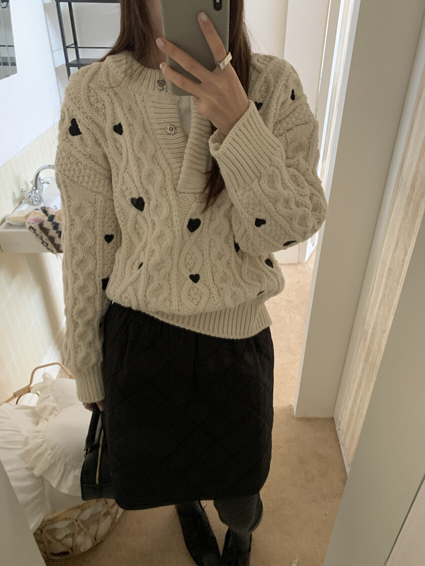 レディース トップス ニット セーター ミディアム 長袖 ヘンリーネック オーバーサイズ フェミニン かわいい 大人可愛い シンプル カジュアル おしゃれ こなれ感 ラフ ガーリー ルーズ 個性的 存在感 キュート ナチュラル ケーブル柄 ハート柄 秋 冬 ママ 通勤 学生 学校 部活 デート お出かけ お泊まり アウトドア 旅行 公園 女子会 休日 ショッピング ライブ カフェ ランチ お家時間 韓国 コーデ 普段使い モテ ゆったり ゆる フリーサイズ ブラック ベージュ ベーシックカラー 大人カラー