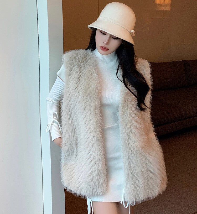 レディース ベスト 羽織 前開き ミディアム 袖なし ノースリーブ Vネック フェミニン フェイクファー かわいい 大人可愛い きれいめ シンプル 上品 おしゃれ こなれ感 存在感 キュート 都会的 ラグジュアリー 無地 秋 冬 誕生日 バレンタイン クリスマス ママ デート お出かけ パーティー イベント 旅行 レストラン 女子会 休日 ホテル ショッピング カフェ 普段使い 着回し ゆったり ゆる フリーサイズ グレー カーキ ベーシックカラー 大人カラー