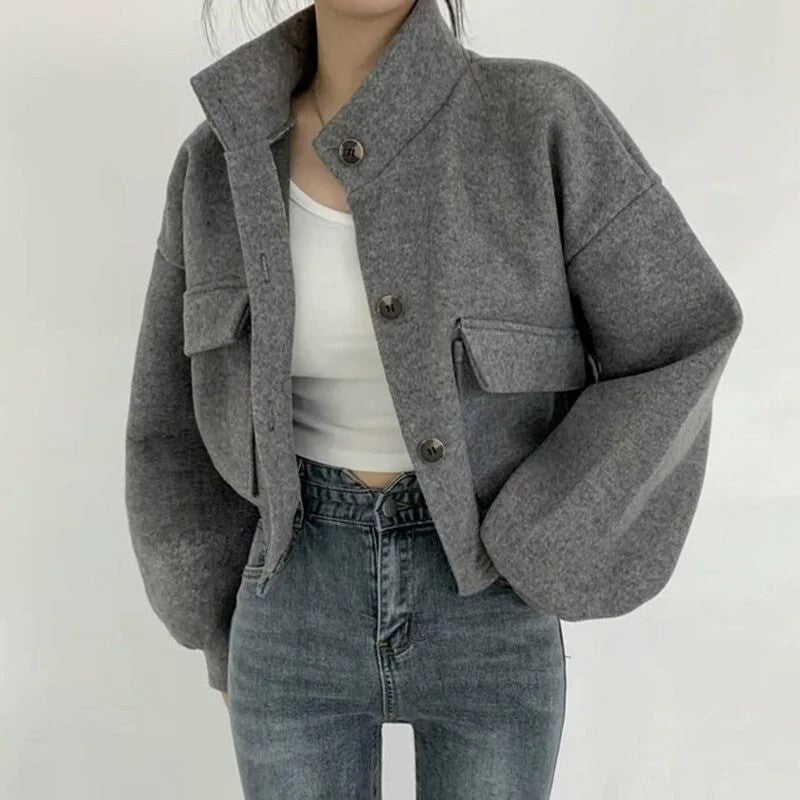 レディース ジャケット アウター 上着 羽織 前開き ショート ミドル丈 長袖 ドロップショルダー スタンドカラー ワイド オーバーサイズ ポケット ボタン アメカジ かわいい 大人可愛い シンプル カジュアル おしゃれ かっこいい こなれ感 ラフ 抜け感 ナチュラル 無地 秋 冬 ママ 通勤 学生 学校 通学 デート お出かけ 旅行 公園 女子会 休日 ショッピング お花見 カフェ 普段使い 着回し M L XL ゆったり ブラック ブラウン グレー ベージュ ベーシックカラー パープル