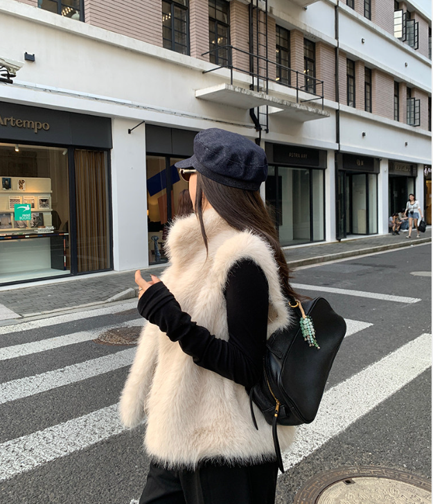 レディース ベスト スタンドカラーフェイクファーベスト ふわふわ 華やか 大人カジュアル ポケット 袖なし ノースリーブ スタンドカラー 前開き かわいい 大人可愛い カジュアル おしゃれ かっこいい こなれ感 ラフ ガーリー 主役級 存在感 抜け感 キュート ナチュラル 無地 秋 冬 デート お出かけ 女子会 休日 ショッピング カフェ 重ね着 体型カバー 普段使い 着回し レイヤード インスタ映え スタイリッシュ スタイルアップ S M L アプリコット
