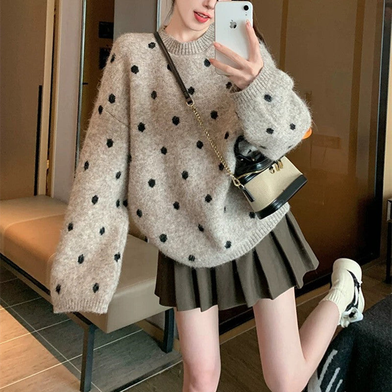 レディース トップス ニット セーター 長袖 ラウンドネック フェミニン かわいい 大人可愛い きれいめ シンプル カジュアル おしゃれ レトロ こなれ感 ガーリー 主役級 存在感 キュート ドット柄 水玉 秋 冬 デート お出かけ 公園 女子会 休日 韓国 オルチャン 暖かい 普段使い 着回し モテ 清楚 ゆったり ゆる フリーサイズ グレー アプリコット