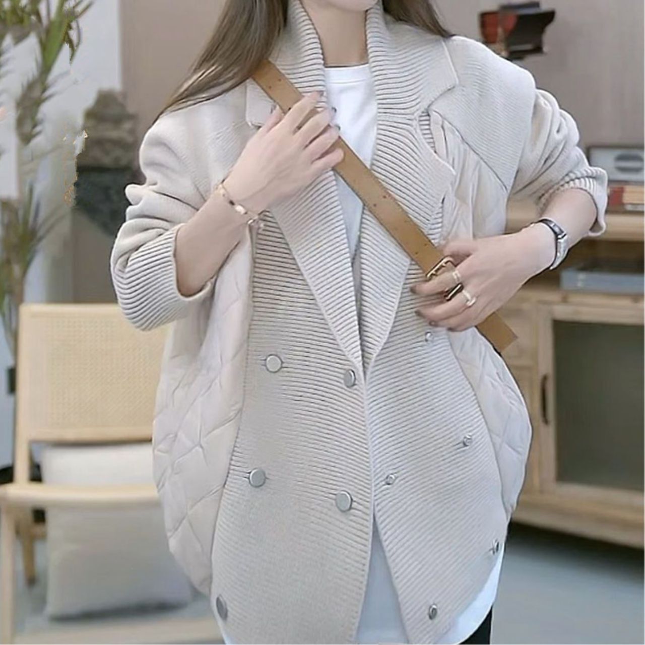 レディース ジャケット ブルゾン アウター 上着 キルティングコート 襟付き 切り替え フェミニン 大人可愛い シンプル カジュアル おしゃれ レトロ こなれ感 ラフ クール エレガント かっちり 都会的 ラグジュアリー ベーシック 秋 冬 通勤 通学 お出かけ 旅行 公園 休日 ショッピング 重ね着 韓国 オルチャン コーデ 楽ちん 暖かい 防寒 プチプラ 普段使い 着回し モテ トレンド 流行 インスタ映え 定番 ワンサイズ ブラック グレー オフホワイト
