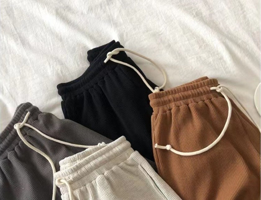 レディース パンツ ボトムス ルームウェア 部屋着 ショートパンツ ワイドパンツ ショート 膝上 フェミニン ポケット ハイウエスト ウエストゴム ドロスト アメカジ 大人可愛い きれいめ シンプル カジュアル 上品 おしゃれ こなれ感 ラフ 抜け感 ベーシック 無地 春 夏 学生 学校 通学 部活 お出かけ お泊まり リゾート 海 ビーチ 公園 休日 ショッピング お家時間 脚長 普段使い 着回し 定番 M L XL 2XL 大きいサイズ ゆったり 黒 ブラック ライトグレー ダークグレー キャラメル