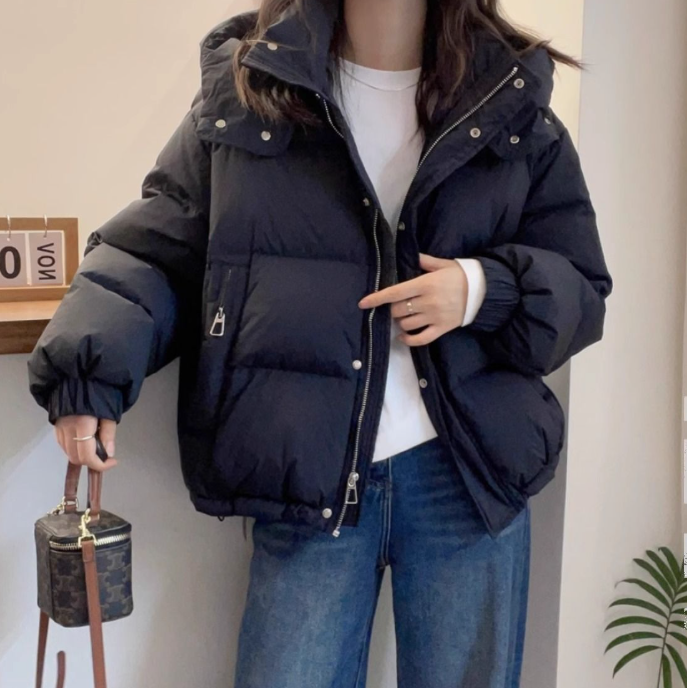 レディース コート アウター 上着 前開き ダウンコート ショート 長袖 ハイネック フード コクーン ファスナー ポケット 前開き ボタン 大人可愛い きれいめ シンプル カジュアル 上品 おしゃれ エレガント 都会的 無地 秋 冬 通勤 デート お出かけ アウトドア イベント レストラン 女子会 休日 ホテル ショッピング カフェ 暖かい 防寒 普段使い M L XL 2XL 3XL 大きいサイズ 黒 ブラック 茶色 ブラウン オフホワイト カーキ ピンク