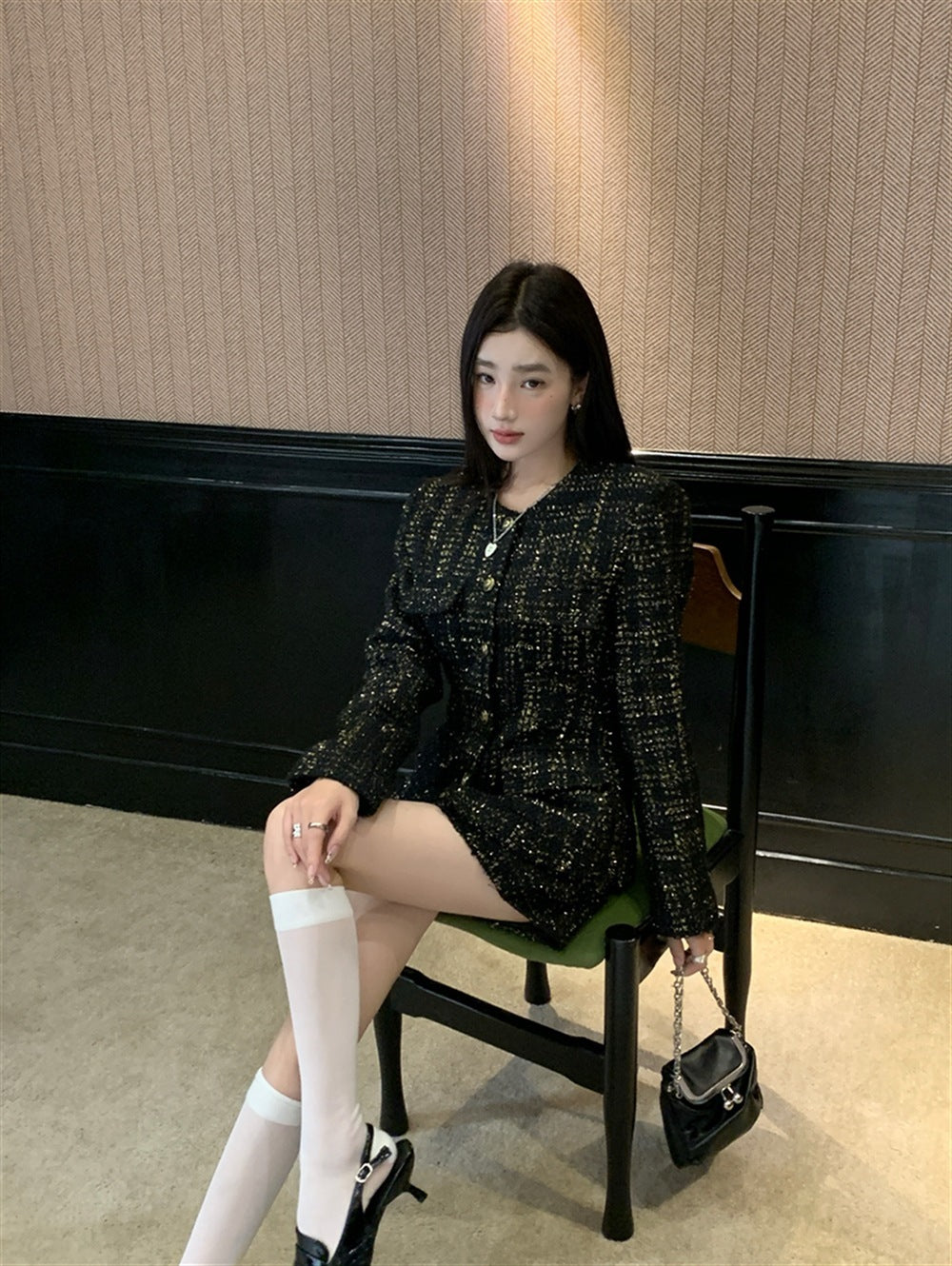レディース ジャケット パンツ ボトムス セットアップ ショートパンツ ショート 長袖 ラウンドネック 襟なし タイト スリム 細身 フリル ポケット ハイウエスト 前開き ボタン 大人可愛い きれいめ おしゃれ こなれ感 個性的 クール モード系 抜け感 都会的 無地 春 秋 冬 ロングシーズン ママ デート お出かけ 旅行 女子会 合コン 韓国 オルチャン 美脚 脚長 普段使い 着回し モテ 清楚 トレンド インスタ映え S M L 黒 ブラック