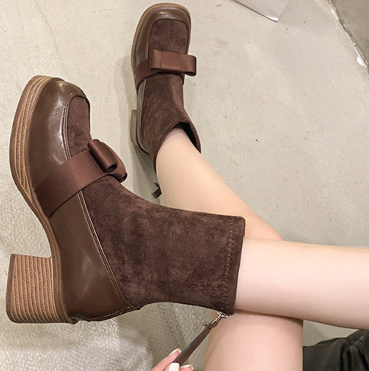 レディース ブーツ ショートブーツ 5cm ミドルヒール リボン 防寒 暖かい 美脚 脚長 かわいい 大人可愛い シンプル カジュアル 上品 おしゃれ 主役級 存在感 クラシック フェミニン 無地 秋 冬 無地 デート お出かけ パーティー イベント 旅行 ホテル レストラン 休日 デイリー 普段使い 韓国 コーデ 高見え 格上げ モテ 22.5cm 23.0cm 23.5cm 24.0cm 24.5cm 25.0cm 黒 茶色 ブラック ブラウン