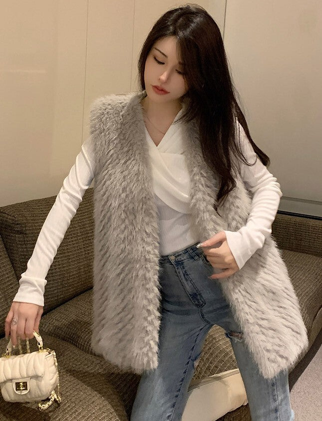 レディース ベスト 羽織 前開き ミディアム 袖なし ノースリーブ Vネック フェミニン フェイクファー かわいい 大人可愛い きれいめ シンプル 上品 おしゃれ こなれ感 存在感 キュート 都会的 ラグジュアリー 無地 秋 冬 誕生日 バレンタイン クリスマス ママ デート お出かけ パーティー イベント 旅行 レストラン 女子会 休日 ホテル ショッピング カフェ 普段使い 着回し ゆったり ゆる フリーサイズ グレー カーキ ベーシックカラー 大人カラー