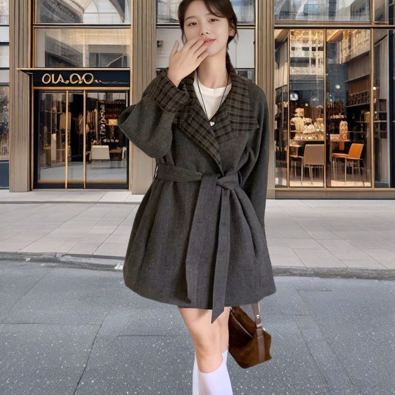 レディース コート アウター 上着 ミドル丈 長袖 Vネック 襟付き ストレート Iライン ベルト ウエストマーク ポケット 前開き 2way ボタン 薄手 大人可愛い シンプル カジュアル おしゃれ こなれ感 個性的 主役級 存在感 抜け感 都会的 無地 春 秋 ロングシーズン ママ オフィス ビジネス 通勤 デート お出かけ 旅行 女子会 韓国 オルチャン コーデ 楽ちん 体型カバー 普段使い 着回し ロールアップ インスタ映え S M L ゆったり 黒 ブラック