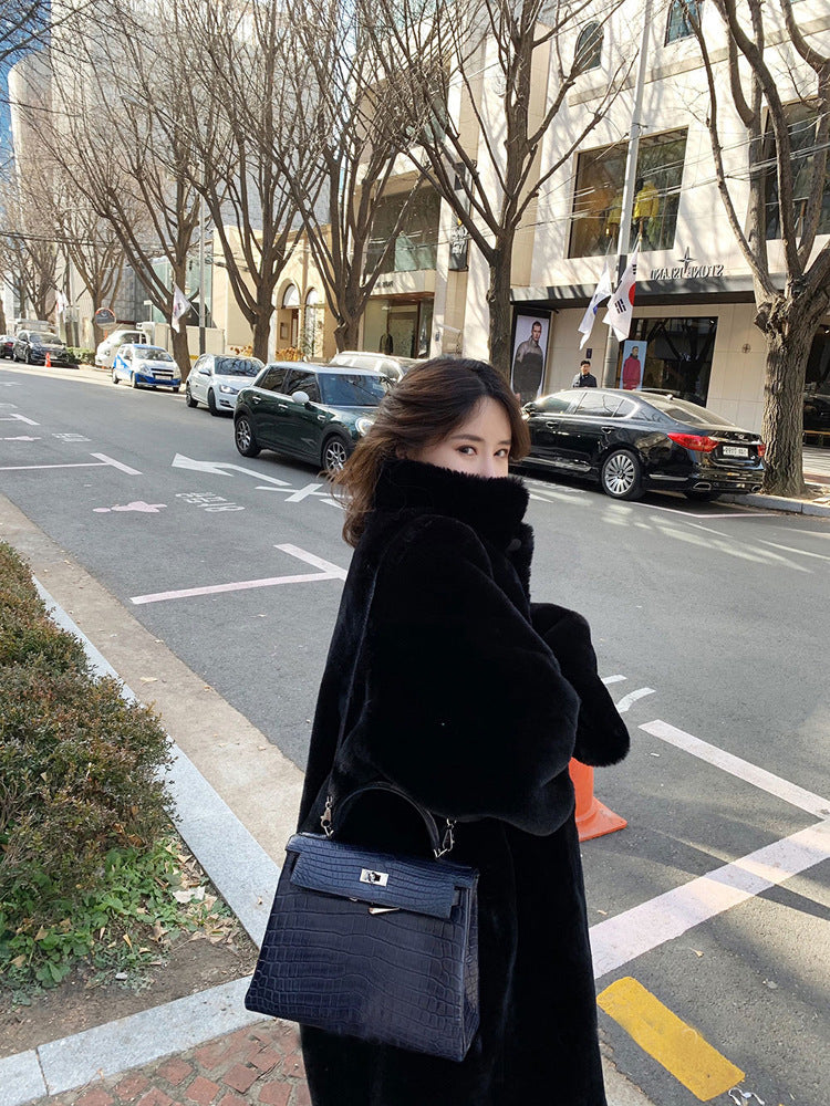 レディース コート アウター 上着 羽織 前開き ミディアム 膝丈 膝下 長袖 ラグラン スタンドカラー ワイド Iライン オーバーサイズ もこもこ ふわふわ ふっくら ボタン フェイクファー かわいい 大人可愛い シンプル カジュアル おしゃれ こなれ感 キュート ナチュラル 無地 秋 冬 ママ 通勤 学生 学校 通学 デート お出かけ 旅行 レストラン 女子会 休日 ホテル ショッピング カフェ 暖かい 体型カバー 普段使い 着回し XS S M L 小さいサイズ ブラック ピンク ベーシックカラー