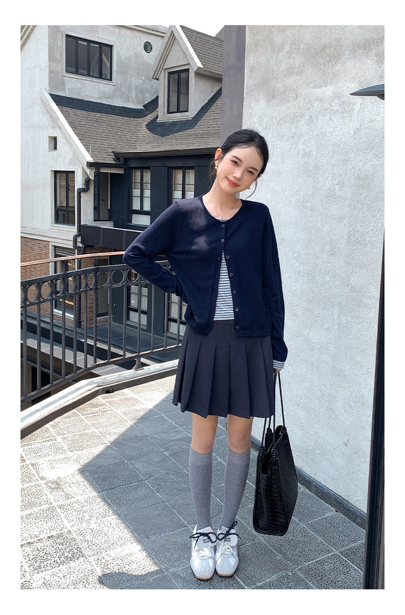 レディース トップス カーディガン 上着 羽織 ショート 長袖 ラウンドネック スリム 細身 前開き ボタン 大人可愛い シンプル カジュアル おしゃれ かっこいい こなれ感 ラフ 個性的 主役級 存在感 無地 春 夏 秋 ママ オフィス 通勤 デート お出かけ 旅行 公園 合コン 重ね着 韓国 オルチャン 体型カバー 美脚 脚長 普段使い 着回し レイヤード モテ 清楚 トレンド 流行 インスタ映え フリーサイズ 白 ホワイト オフホワイト ネイビー