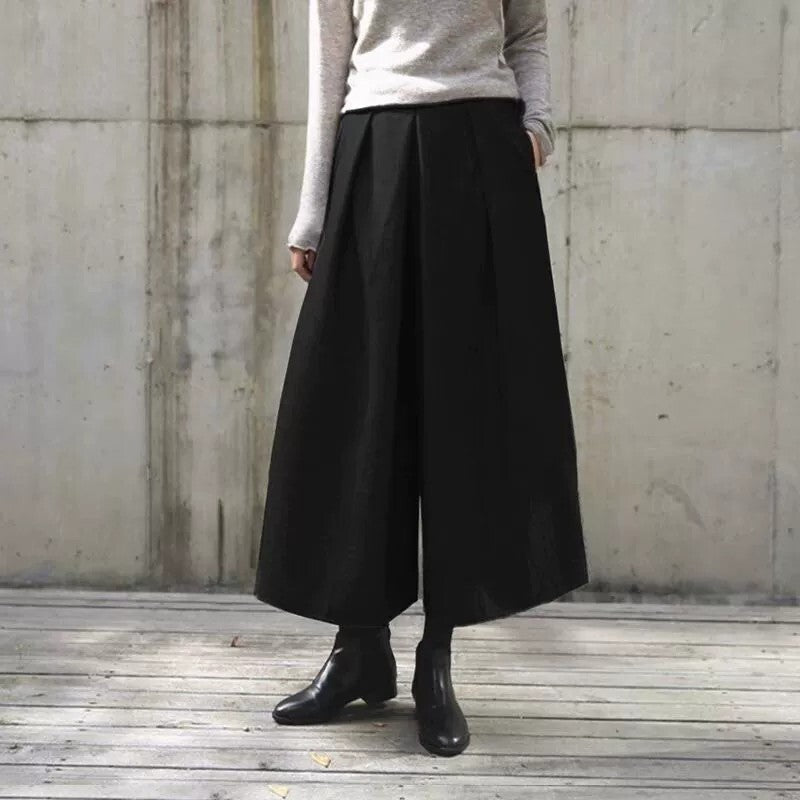 スカンツ レディース パンツ ボトムス ロングパンツ ワイドパンツ 膝下 ミモレ ロング ワイド Aライン 裾ワイド フェミニン タック ポケット ハイウエスト ウエストゴム きれいめ シンプル カジュアル 上品 おしゃれ こなれ感 ベーシック ナチュラル シック 無地 秋 冬 ママ 通勤 学生 学校 通学 デート お出かけ 旅行 公園 女子会 休日 ショッピング カフェ お家時間 コーデ 楽ちん 体型カバー 普段使い 着回し XL 2XL 3XL 4XL 5XL 大きいサイズ 黒 茶色 ダークグレー
