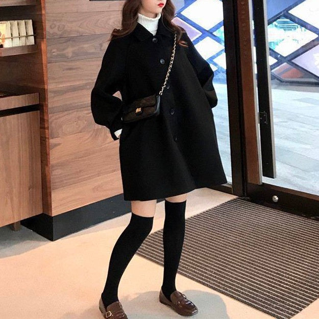レディース コート アウター 上着 前開き ミディアム ウール 膝丈 長袖 ボリューム袖 バルーン袖 襟付き 角襟 フェミニン 前開き かわいい 大人可愛い シンプル カジュアル おしゃれ レトロ ガーリー 抜け感 ラブリー キュート クラシカル ベーシック ロマンティック ナチュラル 無地 冬 学生 デート お出かけ イベント 旅行 公園 休日 ガーデン 暖かい 防寒 体型カバー 普段使い 着回し トレンド 流行 定番 S M L XL 小さいサイズ 大きいサイズ ゆったり ゆる 黒 ブラック ベージュ
