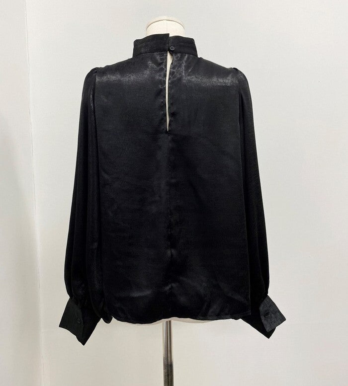 ランタンスリーブ レディース トップス シャツ ブラウス 長袖 ボリューム袖 スタンドカラー フェミニン バックコンシャス コンサバ 大人可愛い きれいめ シンプル 上品 おしゃれ こなれ感  エレガント 存在感 都会的 ラグジュアリー シック 無地 春 秋 誕生日 授業参観 ミーテイング ママ OL オフィス 通勤 学生 学校 通学 デート お出かけ 旅行 レストラン 女子会 休日 ホテル ショッピング カフェ 普段使い 着回し フリーサイズ ゆったり ホワイト ブラック ブラウン 大人カラー