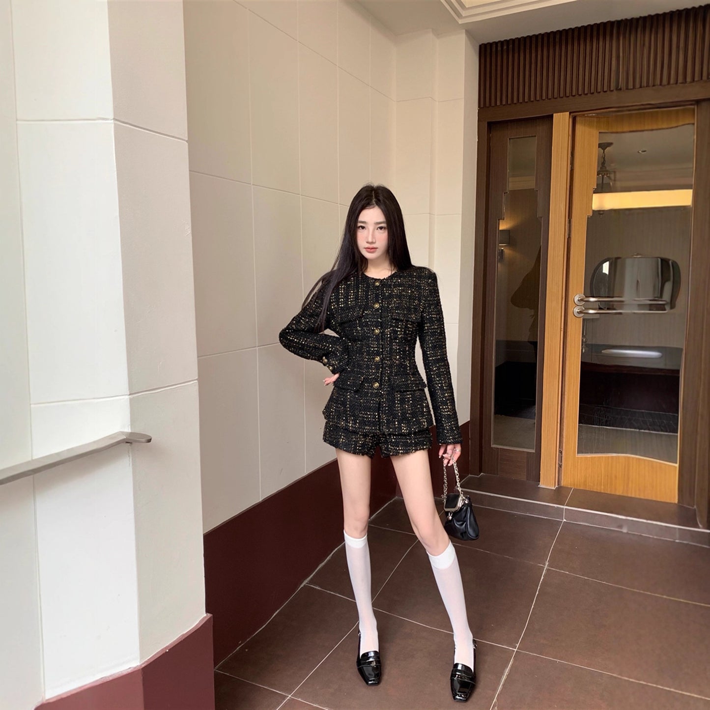 レディース ジャケット パンツ ボトムス セットアップ ショートパンツ ショート 長袖 ラウンドネック 襟なし タイト スリム 細身 フリル ポケット ハイウエスト 前開き ボタン 大人可愛い きれいめ おしゃれ こなれ感 個性的 クール モード系 抜け感 都会的 無地 春 秋 冬 ロングシーズン ママ デート お出かけ 旅行 女子会 合コン 韓国 オルチャン 美脚 脚長 普段使い 着回し モテ 清楚 トレンド インスタ映え S M L 黒 ブラック
