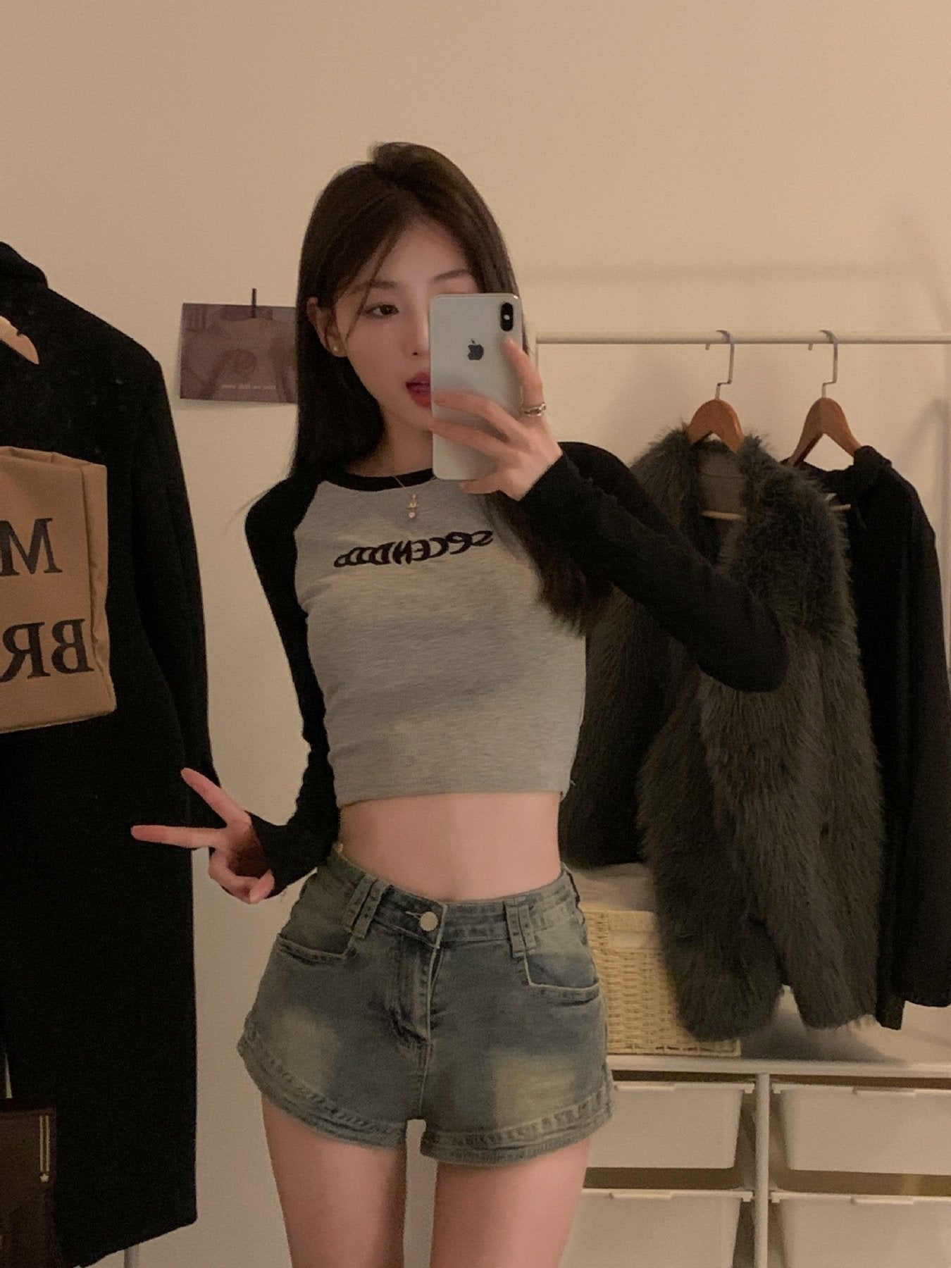 レディース トップス Tシャツ 長袖 スリム 秋 きれいめ 通勤 ショート ラウンドネック 刺繍 学生 上品 シャツ ポリエステル