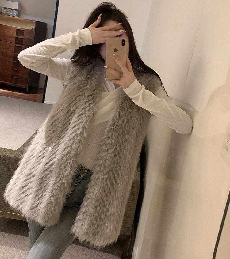 レディース ベスト 羽織 前開き ミディアム 袖なし ノースリーブ Vネック フェミニン フェイクファー かわいい 大人可愛い きれいめ シンプル 上品 おしゃれ こなれ感 存在感 キュート 都会的 ラグジュアリー 無地 秋 冬 誕生日 バレンタイン クリスマス ママ デート お出かけ パーティー イベント 旅行 レストラン 女子会 休日 ホテル ショッピング カフェ 普段使い 着回し ゆったり ゆる フリーサイズ グレー カーキ ベーシックカラー 大人カラー