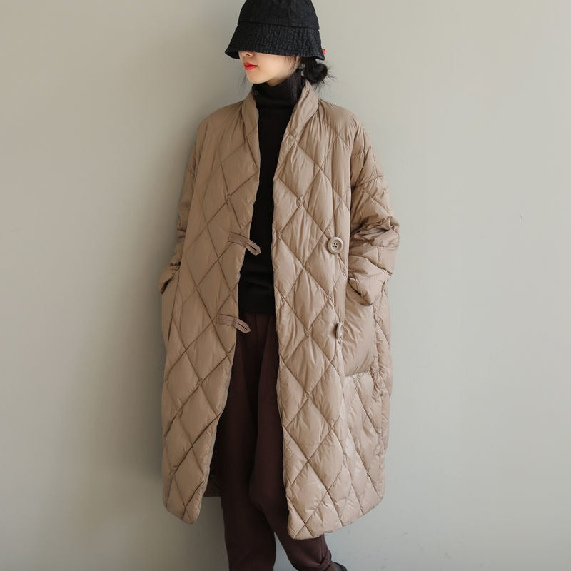 レディース アウター 上着 中綿コート キルティング ロング Vネック ワイド フェミニン ポケット 前開き ボタン 大人可愛い シンプル カジュアル おしゃれ こなれ感 ラフ ルーズ 主役級 存在感 抜け感 ナチュラル リラックス 無地 秋 冬 デート お出かけ アウトドア キャンプ 公園 女子会 休日 ショッピング カフェ 散歩 重ね着 暖かい 防寒 体型カバー 普段使い 着回し レイヤード スタイリッシュ スタイルアップ L XL 2XL ブラック ベージュ カーキ レッド