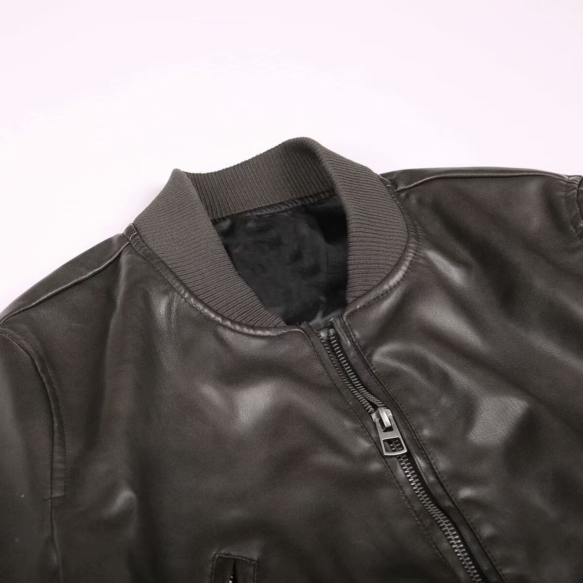 レディース ジャケット アウター 上着 レザージャケット ショート 長袖 Vネック スリム 細身 ポケット 前開き ボタン レザー フェイクレザー 大人可愛い きれいめ シンプル カジュアル おしゃれ かっこいい こなれ感 個性的 主役級 存在感 都会的 無地 春 秋 ロングシーズン ママ デート お出かけ 旅行 合コン 韓国 オルチャン 普段使い 着回し モテ 清楚 トレンド インスタ映え 定番 XS S M L 小さいサイズ 黒 ブラック 茶色 ブラウン