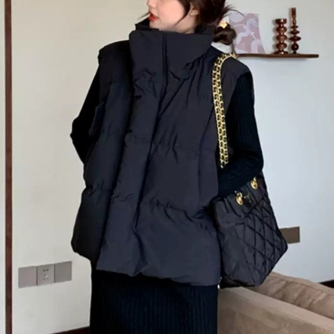 アウター ベスト ダウンベスト ハイネック 前開き ボタン ポケット ミディアム丈 中綿 かわいい 可愛い 大人可愛い きれいめ シンプル レトロ おしゃれ かっこいい カジュアル こなれ感 個性的 ラフ 魅力的 主役級 存在感 抜け感 冬 ベーシック ナチュラル キュート 無地 女性用 レディース ママ マタニティ OL 通勤 学生 通学 デート お出かけ 旅行 休日 アウトドア カフェ ショッピング 普段使い デイリー 着回し S M L XL トレンド モテ 暖かい ゆったり オーバーサイズ