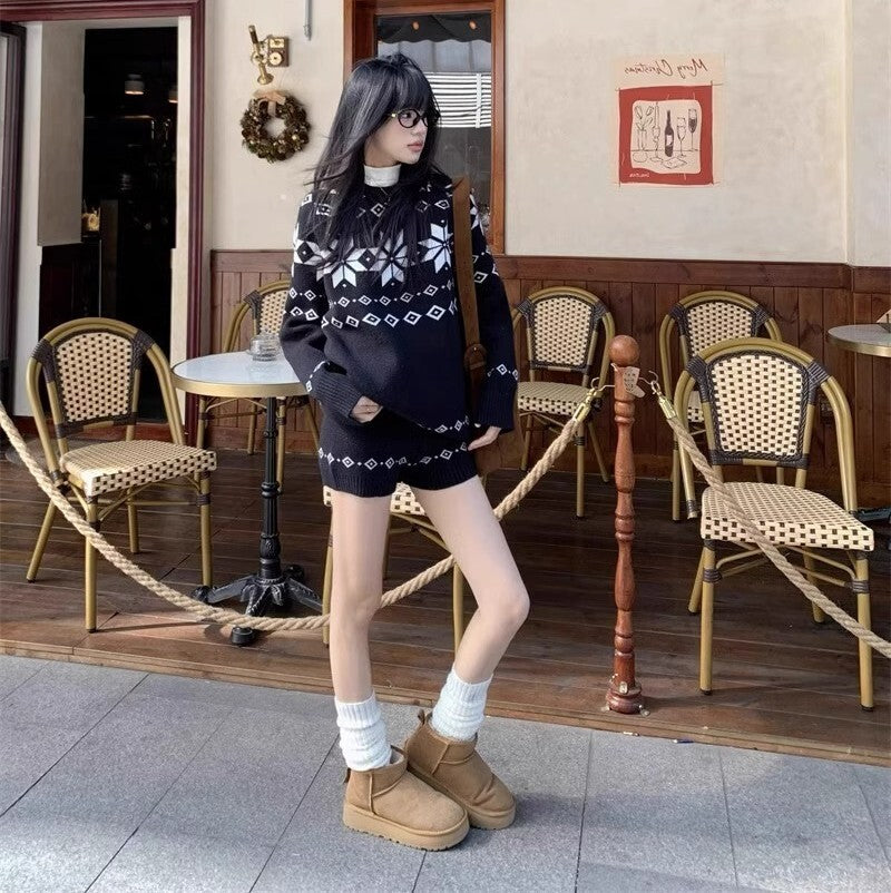 レディース トップス パンツ ボトムス ニット セーター プルオーバー セットアップ ミディアム ショートパンツ ショート 膝上 長袖 ドロップショルダー クルーネック 襟なし オーバーサイズ 編み込み 伸縮性 かわいい 大人可愛い シンプル カジュアル 上品 おしゃれ レトロ こなれ感 ラフ 存在感 抜け感 カントリー ナチュラル ノルディック 秋 冬 クリスマス 学生 学校 通学 デート お出かけ イベント 旅行 休日 ライブ カフェ 脚長 普段使い 着回し インスタ映え S M L ゆったり