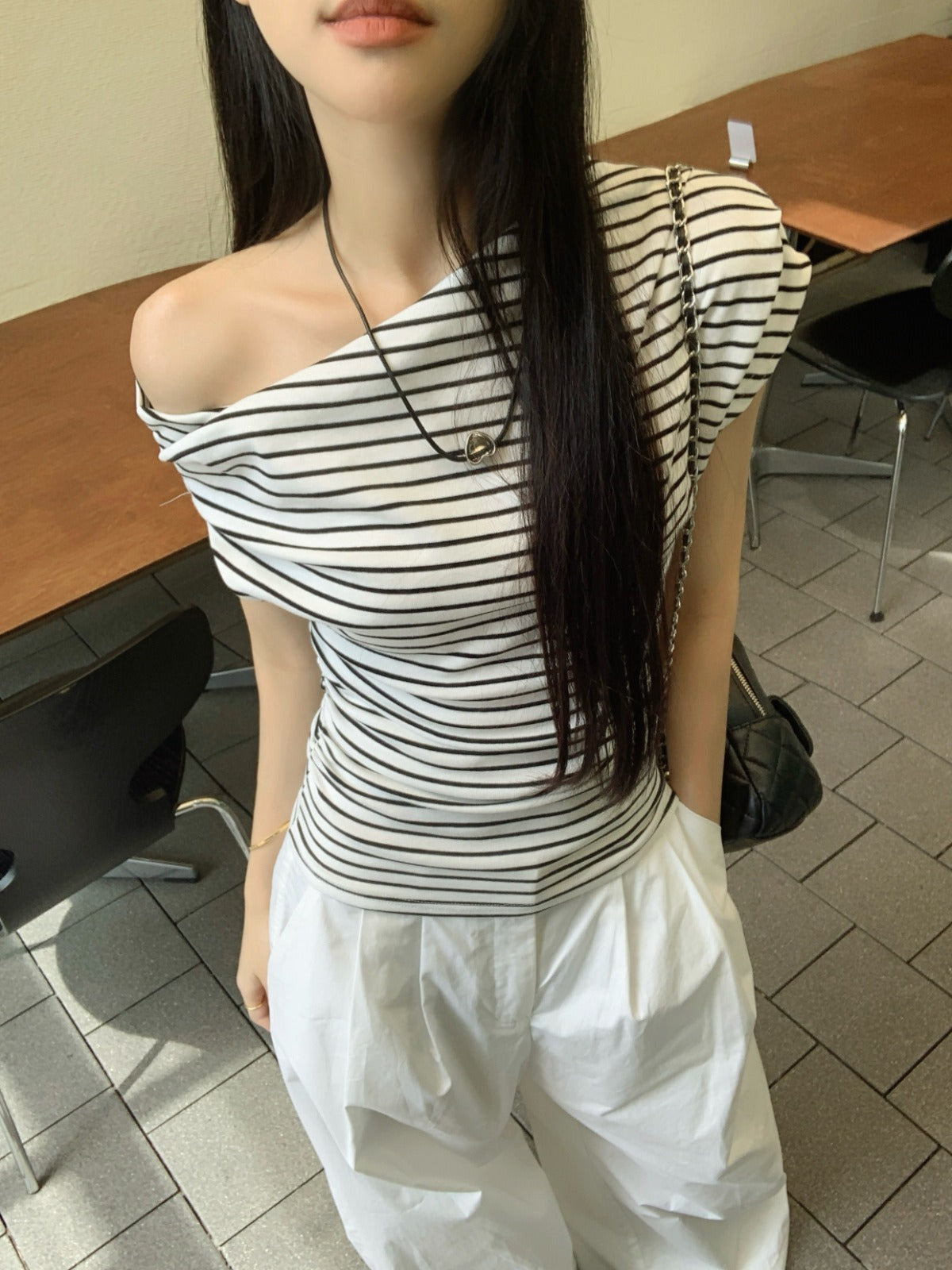 レディース トップス カットソー プルオーバー Ｔシャツ アシンメトリー オフショル オフショルダー 肩見せ ヘルシー 着痩せ シンプル 半袖 フレンチスリーブ スリム かわいい 大人可愛い シンプル カジュアル おしゃれ かっこいい こなれ感 ラフ 主役級 存在感 抜け感 キュート ナチュラル ボーダー 夏 モノトーン お揃い 双子 韓国 オルチャン コーデ 普段使い 着回し スタイルアップ スタイリッシュ S M L XL 2XL 白黒 ブラックホワイト black and white 画像