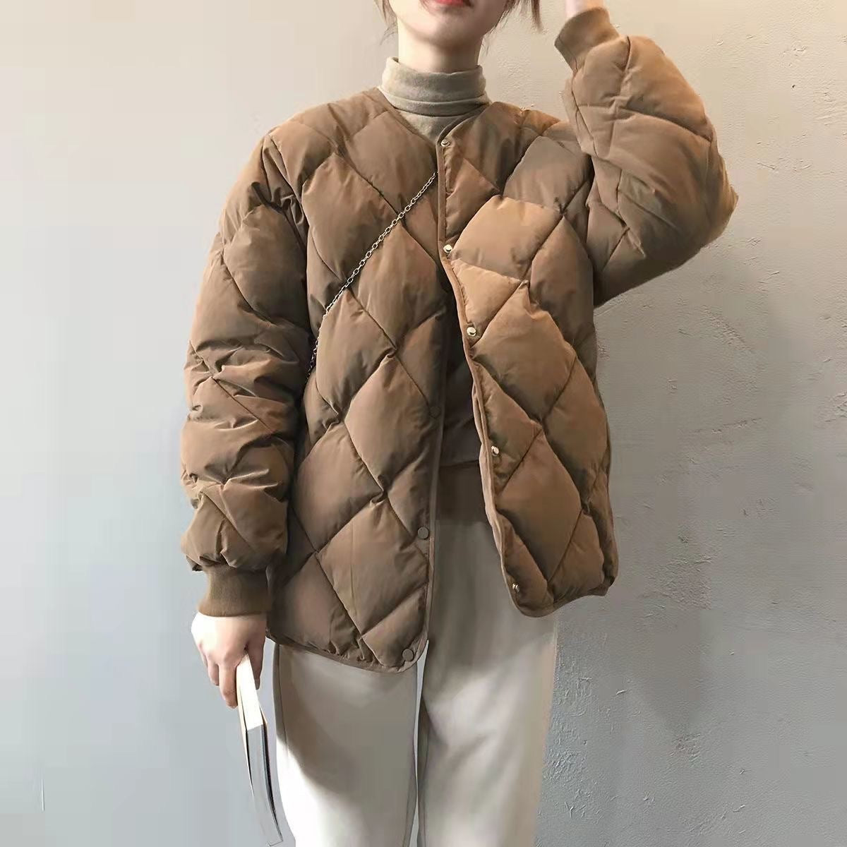 レディース ジャケット ダウン アウター 上着 ダウンジャケット 長袖 ラウンドネック ノーカラー ストリート ポケット アメカジ ダウン きれいめ シンプル カジュアル おしゃれ かっこいい ラフ メンズライク マニッシュ ボーイッシュ スポーティー クール ベーシック アクティブ シック 無地 秋 冬 お出かけ アウトドア キャンプ 旅行 公園 休日 高原 重ね着 暖かい 防寒 着回し レイヤード 定番 S M L XL 2XL 小さいサイズ 大きいサイズ 黒 ブラック 茶色 ブラウン オフホワイト