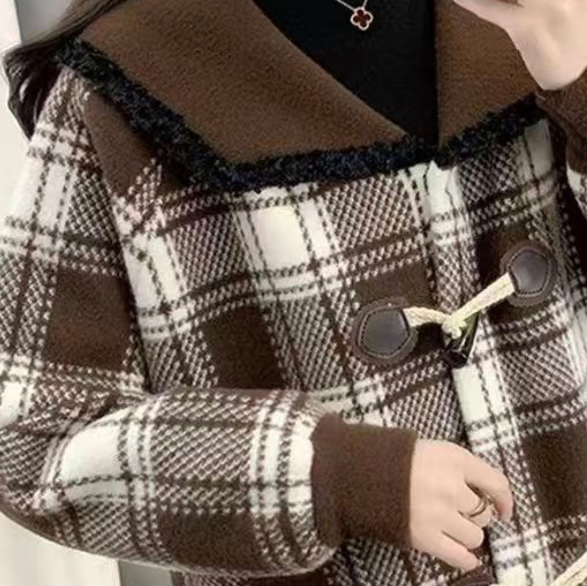 レディース トップス コート アウター 上着  デート ダッフルコート ショート ショート丈 袖あり 長袖 ボリューム袖 襟なし ワイド スマート フード付き ポケット 前開き 厚手 かわいい 大人可愛い きれいめ シンプル カジュアル 上品 おしゃれ お洒落 レトロ 大人女子 こなれ感 ラフ ラブリー キュート ガーリー 個性的 クール モード系 エレガント モダン 主役級 存在感 抜け感 お出かけ 女子会 休日 旅行 着回し 普段使い ファッション コーデ スタイル モテ 定番 トレンド