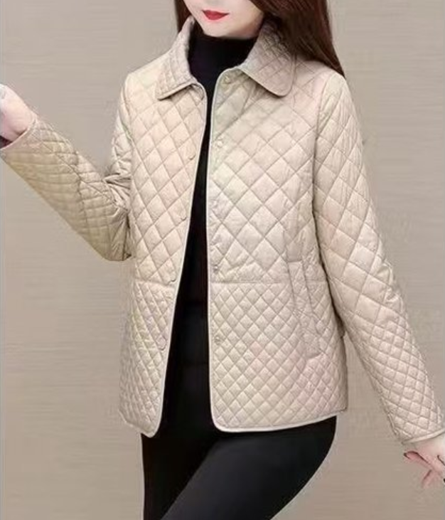 レディース コート アウター 上着 前開き キルティングコート ショート 長袖 Vネック 襟付き Iライン ポケット ボタン かわいい 大人可愛い きれいめ シンプル カジュアル 上品 おしゃれ こなれ感 ラフ 主役級 存在感 抜け感 都会的 無地 秋 冬 オフィス 通勤 デート お出かけ イベント リゾート 旅行 女子会 休日 ホテル ショッピング カフェ 韓国 オルチャン 体型カバー 普段使い 着回し M L XL 2XL 3XL 大きいサイズ 白 ホワイト 黒 ブラック オフホワイト レッド