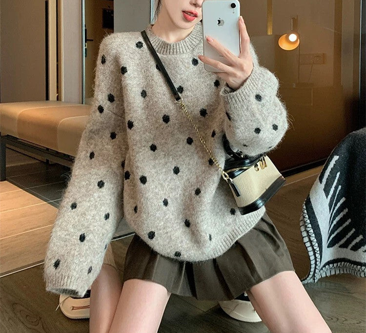 レディース トップス ニット セーター 長袖 ラウンドネック フェミニン かわいい 大人可愛い きれいめ シンプル カジュアル おしゃれ レトロ こなれ感 ガーリー 主役級 存在感 キュート ドット柄 水玉 秋 冬 デート お出かけ 公園 女子会 休日 韓国 オルチャン 暖かい 普段使い 着回し モテ 清楚 ゆったり ゆる フリーサイズ グレー アプリコット