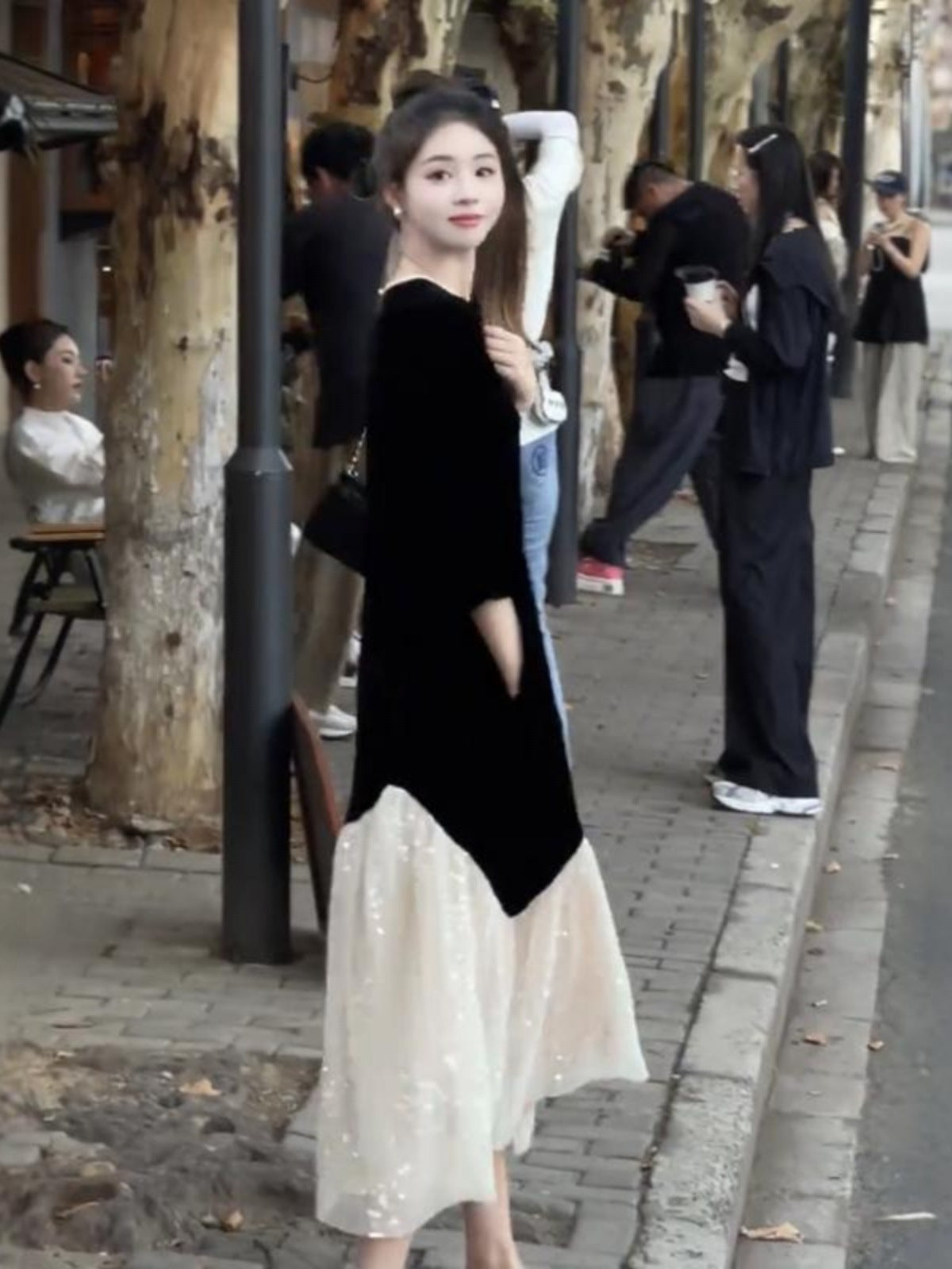レディース ワンピース 膝下 ミモレ ロング 長袖 ドロップショルダー ラウンドネック Aライン 裾ワイド フェミニン 切り替えデザイン バイカラー 配色 レース 異素材ミックス バイカラー かわいい 大人可愛い きれいめ シンプル おしゃれ こなれ感 エレガント 存在感 抜け感 ラグジュアリー シック 無地 秋冬 誕生日 ハロウィン クリスマス バレンタイン デート お出かけ イベント レストラン 女子会 ホテル コンサート 清楚 インスタ映え L XL 2XL 3XL 大きいサイズ ベーシックカラー