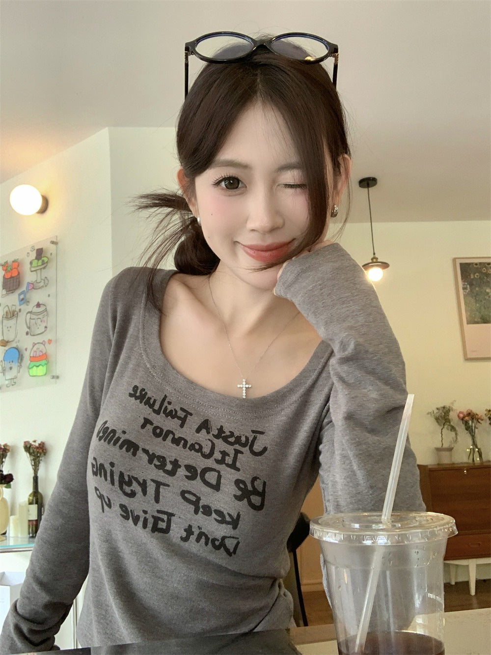 レディース トップス ロンT シャツ カットソー インナー 長袖 萌袖 Uネック ラウンドネック タイト スリム 細身 ストリート 伸縮性 アメカジ シンプル カジュアル おしゃれ こなれ感 ラフ 抜け感 無地 ロゴ 英字 春 夏 秋 冬 学生 通学 お出かけ イベント 公園 休日 ショッピング ライブ フェス モノトーン 韓国 オルチャン コーデ 楽ちん 普段使い 着回し 定番 S M L XL グレー ベーシックカラー 大人カラー
