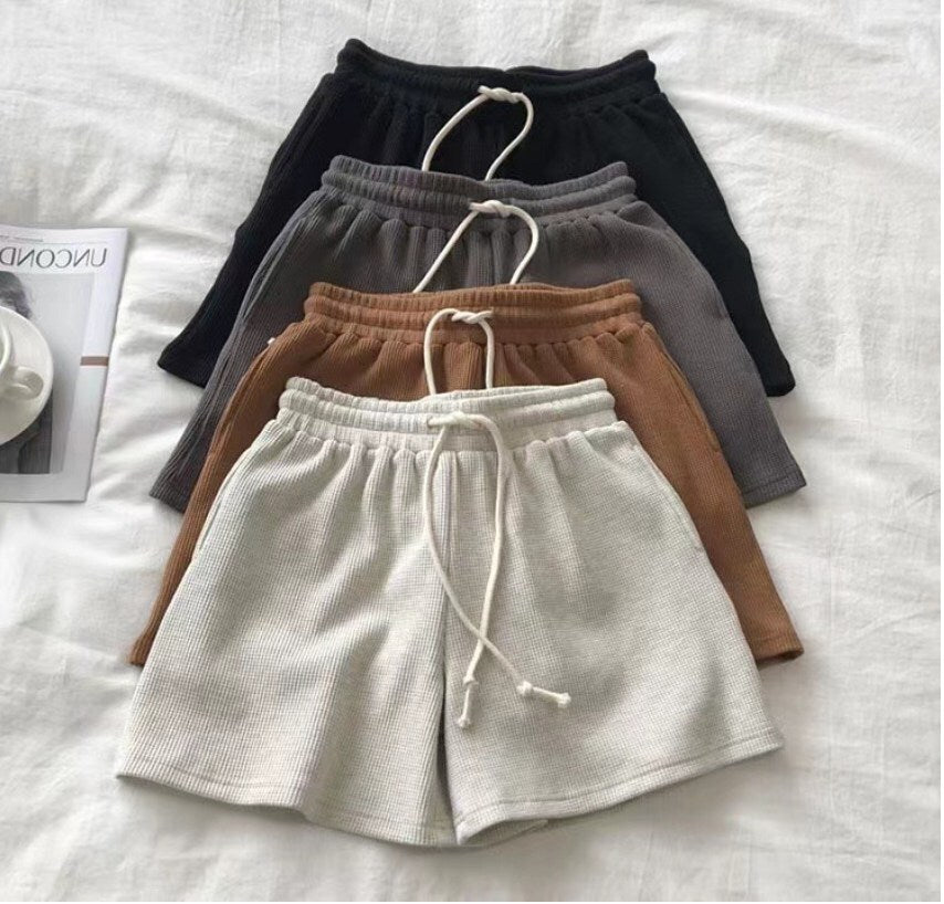 レディース パンツ ボトムス ルームウェア 部屋着 ショートパンツ ワイドパンツ ショート 膝上 フェミニン ポケット ハイウエスト ウエストゴム ドロスト アメカジ 大人可愛い きれいめ シンプル カジュアル 上品 おしゃれ こなれ感 ラフ 抜け感 ベーシック 無地 春 夏 学生 学校 通学 部活 お出かけ お泊まり リゾート 海 ビーチ 公園 休日 ショッピング お家時間 脚長 普段使い 着回し 定番 M L XL 2XL 大きいサイズ ゆったり 黒 ブラック ライトグレー ダークグレー キャラメル