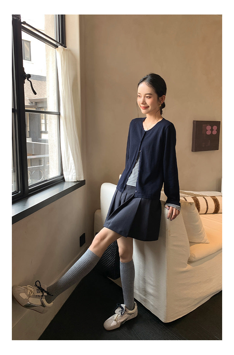 レディース トップス カーディガン 上着 羽織 ショート 長袖 ラウンドネック スリム 細身 前開き ボタン 大人可愛い シンプル カジュアル おしゃれ かっこいい こなれ感 ラフ 個性的 主役級 存在感 無地 春 夏 秋 ママ オフィス 通勤 デート お出かけ 旅行 公園 合コン 重ね着 韓国 オルチャン 体型カバー 美脚 脚長 普段使い 着回し レイヤード モテ 清楚 トレンド 流行 インスタ映え フリーサイズ 白 ホワイト オフホワイト ネイビー