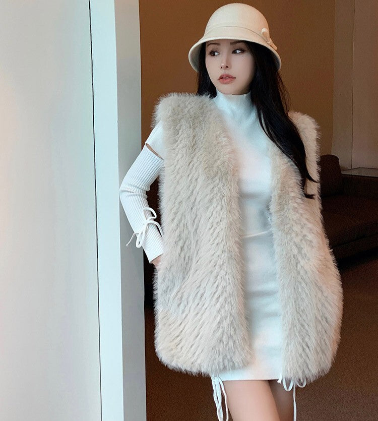 レディース ベスト 羽織 前開き ミディアム 袖なし ノースリーブ Vネック フェミニン フェイクファー かわいい 大人可愛い きれいめ シンプル 上品 おしゃれ こなれ感 存在感 キュート 都会的 ラグジュアリー 無地 秋 冬 誕生日 バレンタイン クリスマス ママ デート お出かけ パーティー イベント 旅行 レストラン 女子会 休日 ホテル ショッピング カフェ 普段使い 着回し ゆったり ゆる フリーサイズ グレー カーキ ベーシックカラー 大人カラー