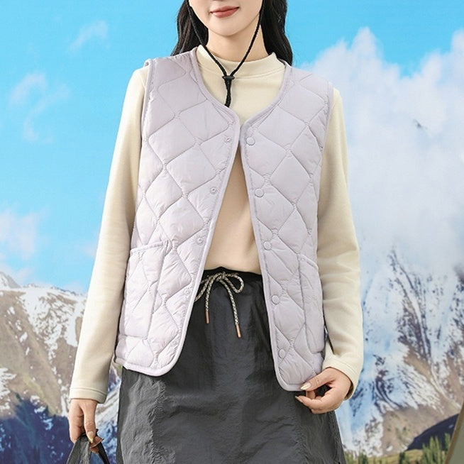 アウター ベスト ダウンベスト ラウンドネック 前開き ボタン ショート丈 インナー ポケット 保温 かわいい 可愛い 大人可愛い きれいめ シンプル レトロ おしゃれ かっこいい カジュアル こなれ感 個性的 主役級 存在感 抜け感 秋 冬 ベーシック ナチュラル メンズライク 無地 女性用 レディース ママ OL 通勤 学生 通学 デート お出かけ 旅行 休日 アウトドア カフェ ショッピング 普段使い デイリー 着回し 重ね着 男女兼用 M L XL 2XL 3XL 4XL トレンド モテ ペア