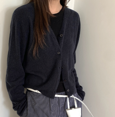 レディース トップス ニット カーディガン 羽織 前開き 長袖 Vネック ボタン きれいめ シンプル カジュアル ルーズ カレッジ風 学生風 ベーシック ナチュラル 無地 春 秋 冬 ロングシーズン ミーティング ママ OL 通勤 学生 学校 通学 デート お出かけ お泊まり アウトドア キャンプ 旅行 レストラン 公園 女子会 休日 ホテル ショッピング コンサート お花見 合コン カフェ ランチ お家時間 重ね着 韓国 普段使い 着回し 定番 フリーサイズ ネイビー ベーシックカラー 大人カラー
