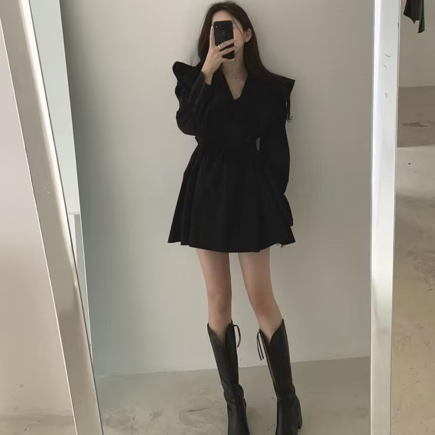 レディース ワンピース ミニ ショート 長袖 フリル袖 カシュクール フリルカラー フレア Aライン フェミニン フリル ウエストマーク ウエストリボン ハイウエスト かわいい 大人可愛い おしゃれ ガーリー エレガント ラブリー キュート ロリータ 都会的 ラグジュアリー クラシカル ロマンティック 無地 春 秋 デート お出かけ イベント レストラン 休日 美脚 脚長 清楚 トレンド 流行 インスタ映え S M L XL 2XL 小さいサイズ 大きいサイズ 白 ホワイト 黒 ブラック 茶色 ブラウン