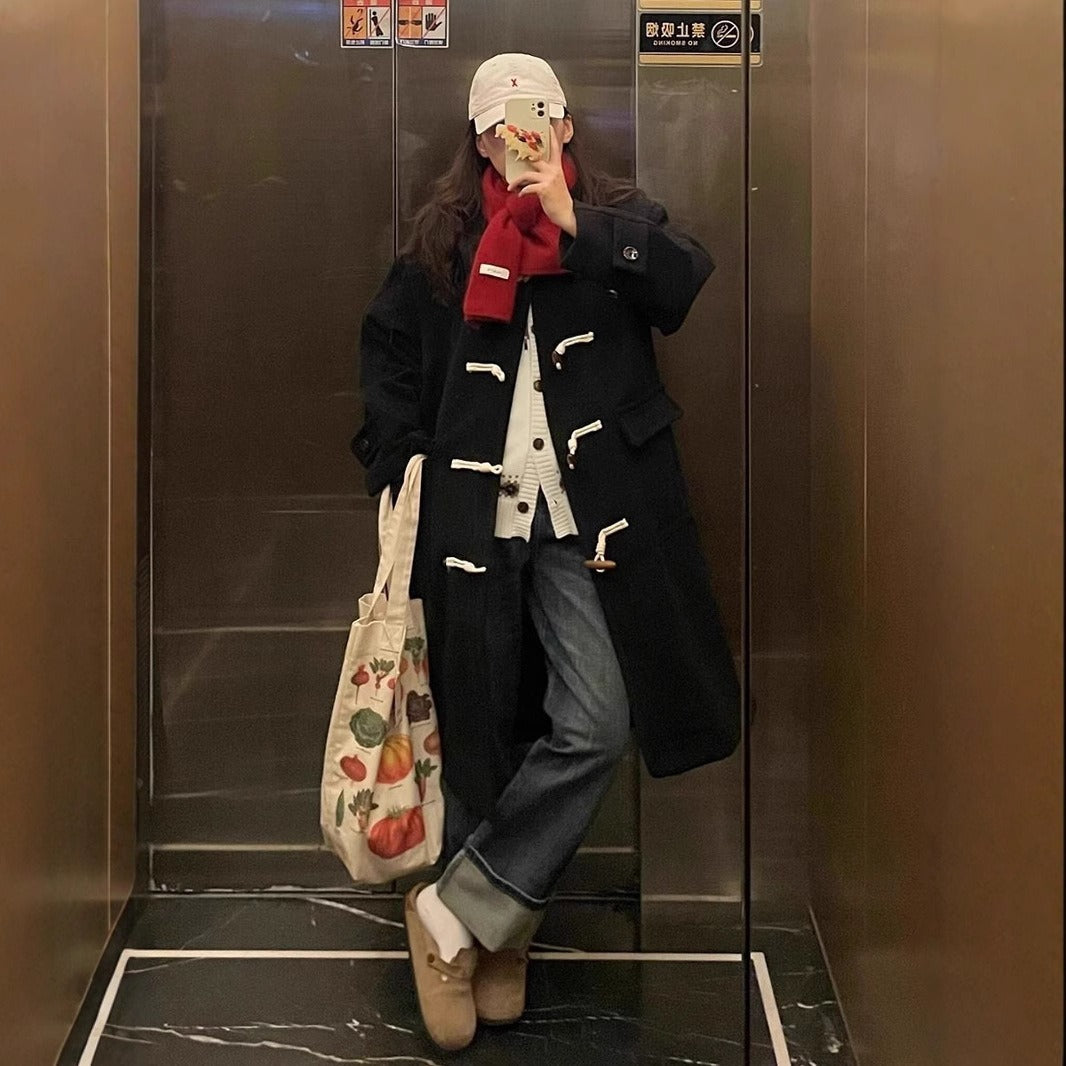 レディース コート ダッフルコート ロングダッフルコート ロング 長袖 ポケット 前開き かわいい 大人可愛い シンプル カジュアル おしゃれ こなれ感 ラフ 主役級 存在感 抜け感 キュート カレッジ風 学生風 ベーシック ナチュラル 清潔感 無地 秋 冬 デート お出かけ 女子会 休日 ショッピング カフェ 重ね着 暖かい 防寒 体型カバー 普段使い 着回し レイヤード 定番 スタイルアップ S M L XL ゆったり ゆる 黒 ブラック