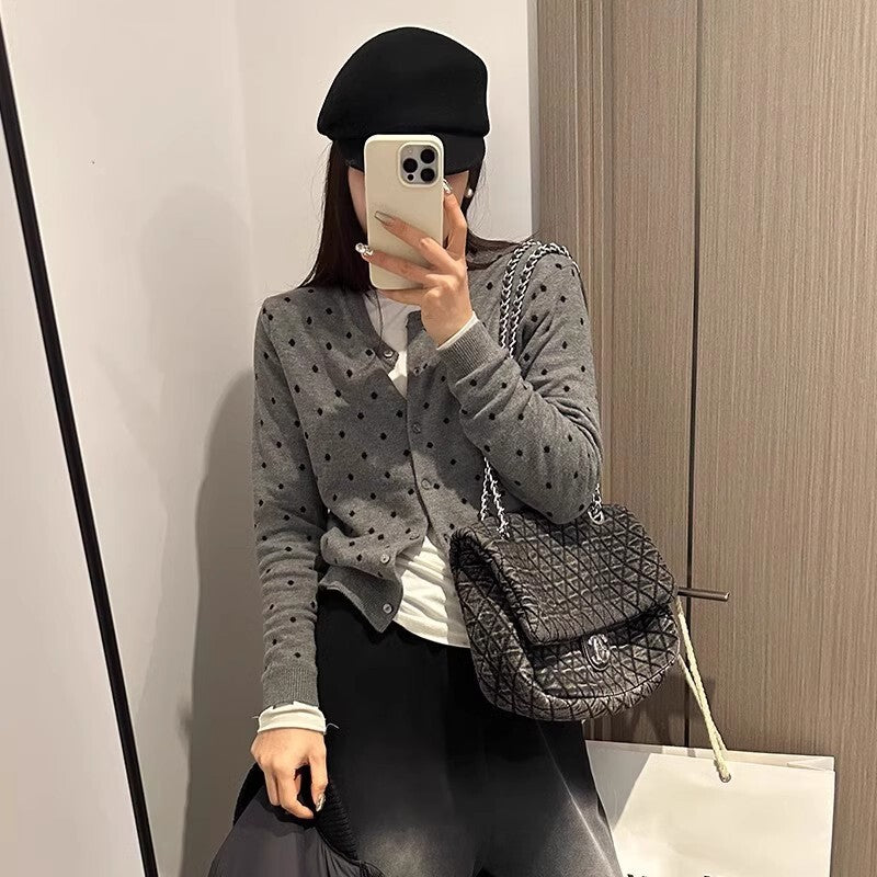 レディース トップス ニット カーディガン 長袖 クルーネック 襟なし ストレート フェミニン 前開き ボタン 配色 かわいい 大人可愛い きれいめ シンプル カジュアル 上品 おしゃれ こなれ感 抜け感 キュート ドット柄 水玉 春 秋 冬 ロングシーズン ママ 学校 通学 デート お出かけ イベント 旅行 公園 女子会 休日 ショッピング ライブ お花見 モノトーン 重ね着 韓国 オルチャン コーデ 普段使い 着回し レイヤード 清楚 フリーサイズ 黒 ブラック グレー ベーシックカラー 大人カラー