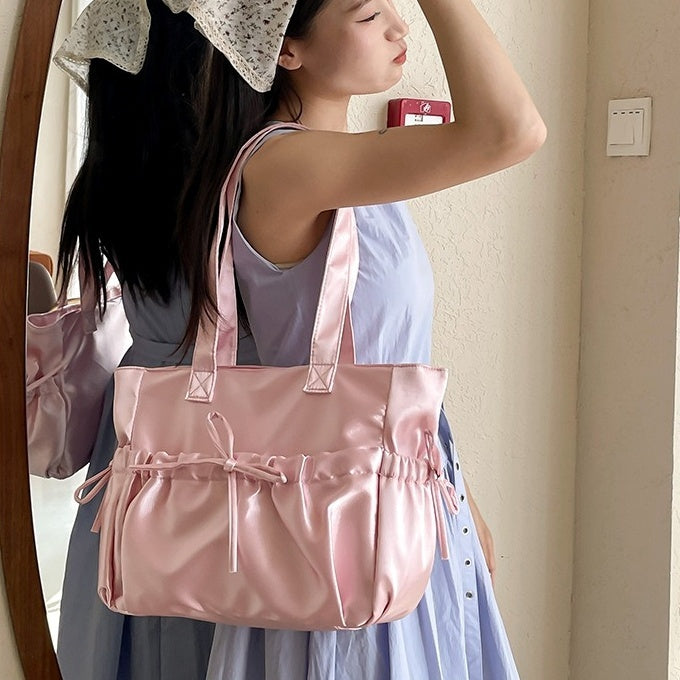 バッグ かばん 鞄 レディースバック ショルダーバッグ サテン リボン ファスナー 光沢 かわいい 大人可愛い きれいめ シンプル カジュアル 大人 上品 おしゃれ かっこいい レトロ 大人可愛い 大人女子 こなれ感 個性的 主役級 存在感 オールシーズン ベーシック ナチュラル キュート ガーリー 無地 レディース 女性用 ママ OL 通勤 オフィス 学生 通学 デート お出かけ 女子会 お泊まり 旅行 ランチ リゾート 休日 ショッピング イベント コンパ デイリー 普段使い トレンド モテ 高見え