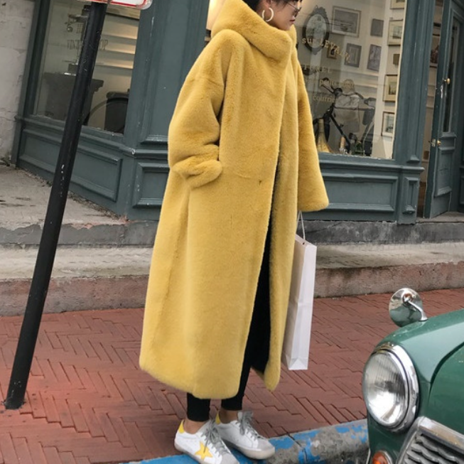 レディース コート アウター 上着 ファー ロングコート 膝下 ミモレ ロング 長袖 ハイネック 襟なし Iライン ふわふわ ポケット 前開き ボタン 大人可愛い きれいめ シンプル カジュアル 上品 エレガント 主役級 無地 秋 冬 通勤 デート お出かけ パーティー イベント 女子会 休日 ショッピング カフェ 暖かい 防寒 普段使い XS S M L XL 2XL 小さいサイズ 大きいサイズ 黒 ブラック グレー 黄色 イエロー ベージュ ピンク ブルー 深緑 緑 グリーン キャメル