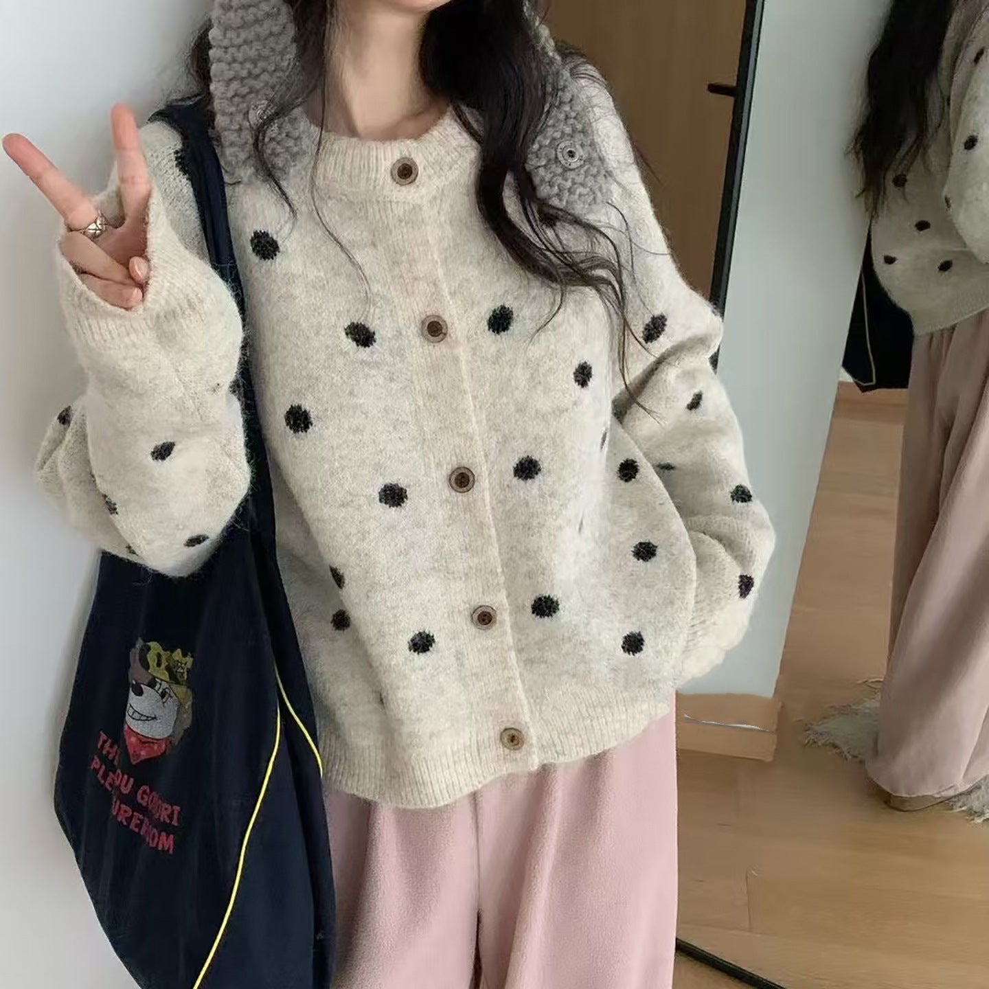 レディース トップス ニット カーディガン 羽織 前開き 長袖 ラグラン ラウンドネック 襟なし ワイド オーバーサイズ ボタン かわいい 大人可愛い きれいめ シンプル カジュアル 上品 おしゃれ こなれ感 ガーリー キュート 抜け感 ナチュラル ドット柄 水玉 秋 冬 ママ 通勤 学生 学校 通学 デート お出かけ 旅行 レストラン 女子会 休日 ホテル ショッピング カフェ モノトーン 普段使い 着回し トレンド 流行 ゆったり ゆる フリーサイズ グレー ブラウン ベージュ ベーシックカラー