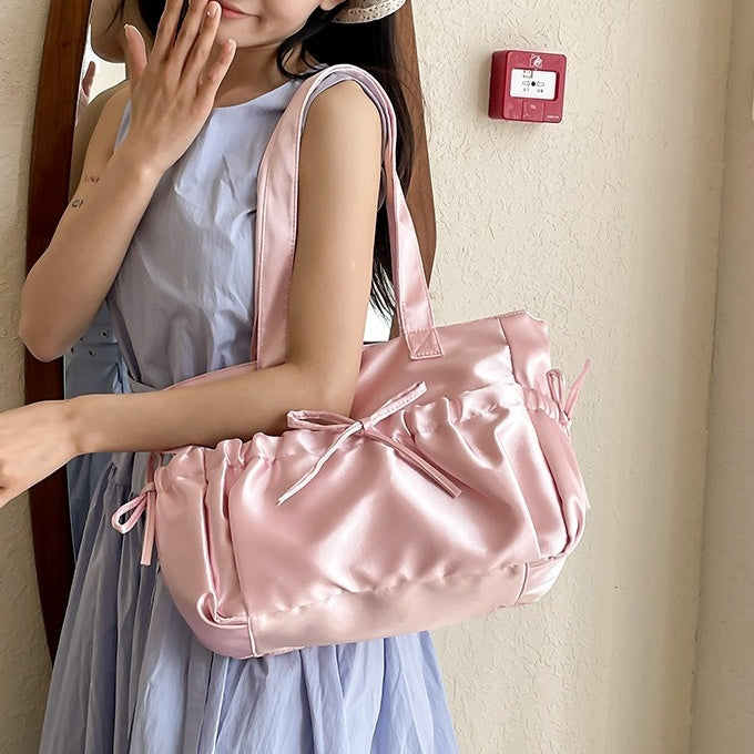 バッグ かばん 鞄 レディースバック ショルダーバッグ サテン リボン ファスナー 光沢 かわいい 大人可愛い きれいめ シンプル カジュアル 大人 上品 おしゃれ かっこいい レトロ 大人可愛い 大人女子 こなれ感 個性的 主役級 存在感 オールシーズン ベーシック ナチュラル キュート ガーリー 無地 レディース 女性用 ママ OL 通勤 オフィス 学生 通学 デート お出かけ 女子会 お泊まり 旅行 ランチ リゾート 休日 ショッピング イベント コンパ デイリー 普段使い トレンド モテ 高見え