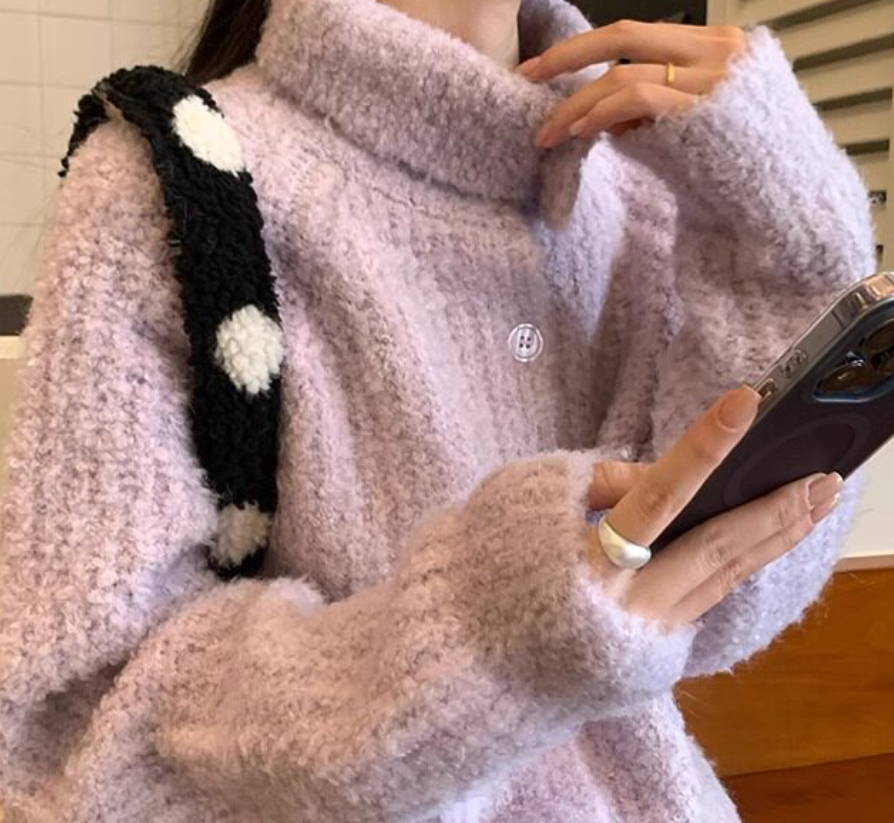 レディース セーター カーディガン 長袖 ハイネック 襟なし フェミニン リブ 前開き ボタン かわいい 大人可愛い きれいめ シンプル カジュアル 上品 おしゃれ こなれ感 ラフ 主役級 存在感 抜け感 都会的 無地 秋 冬 お出かけ お泊まり イベント リゾート 旅行 レストラン 女子会 休日 ホテル ショッピング カフェ 韓国 オルチャン 楽ちん 暖かい 防寒 体型カバー 普段使い 着回し モテ 清楚 トレンド インスタ映え フリーサイズ 大人カラー 春カラー パープル