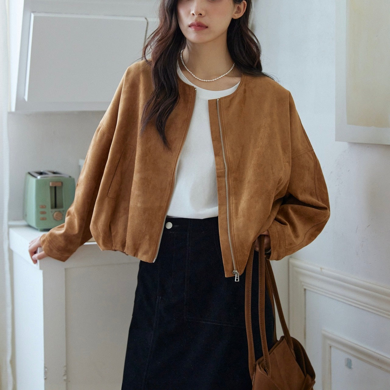 レディース ジャケット ブルゾン アウター 上着 ショート 長袖 ノーカラー ストリート ファスナー ポケット ハイウエスト ヴィンテージ アメカジ スウェード きれいめ シンプル 上品 かっこいい レトロ こなれ感 ラフ メンズライク マニッシュ ボーイッシュ クール モード系 抜け感 ベーシック アメリカン アクティブ ナチュラル ワイルド 無地 秋 冬 お出かけ イベント 旅行 休日 重ね着 体型カバー 普段使い 着回し レイヤード S M L XL 小さいサイズ 大きいサイズ 茶色 ブラウン
