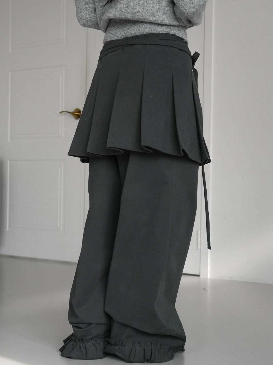 レディース スカート ワイドパンツ パンツ ボトムス ２点セット ワイド Aライン プリーツ フリル リボン ウエストリボン かわいい 大人可愛い おしゃれ ガーリー 主役級 存在感 抜け感 キュート ロマンティック ナチュラル デート お出かけ イベント 女子会 休日 ショッピング カフェ モノトーン 重ね着 体型カバー 美脚 脚長 普段使い 着回し レイヤード トレンド 流行 インスタ映え スタイルアップ スタイリッシュ ゆったり ゆる フリーサイズ ワンサイズ ダークグレー ブラック